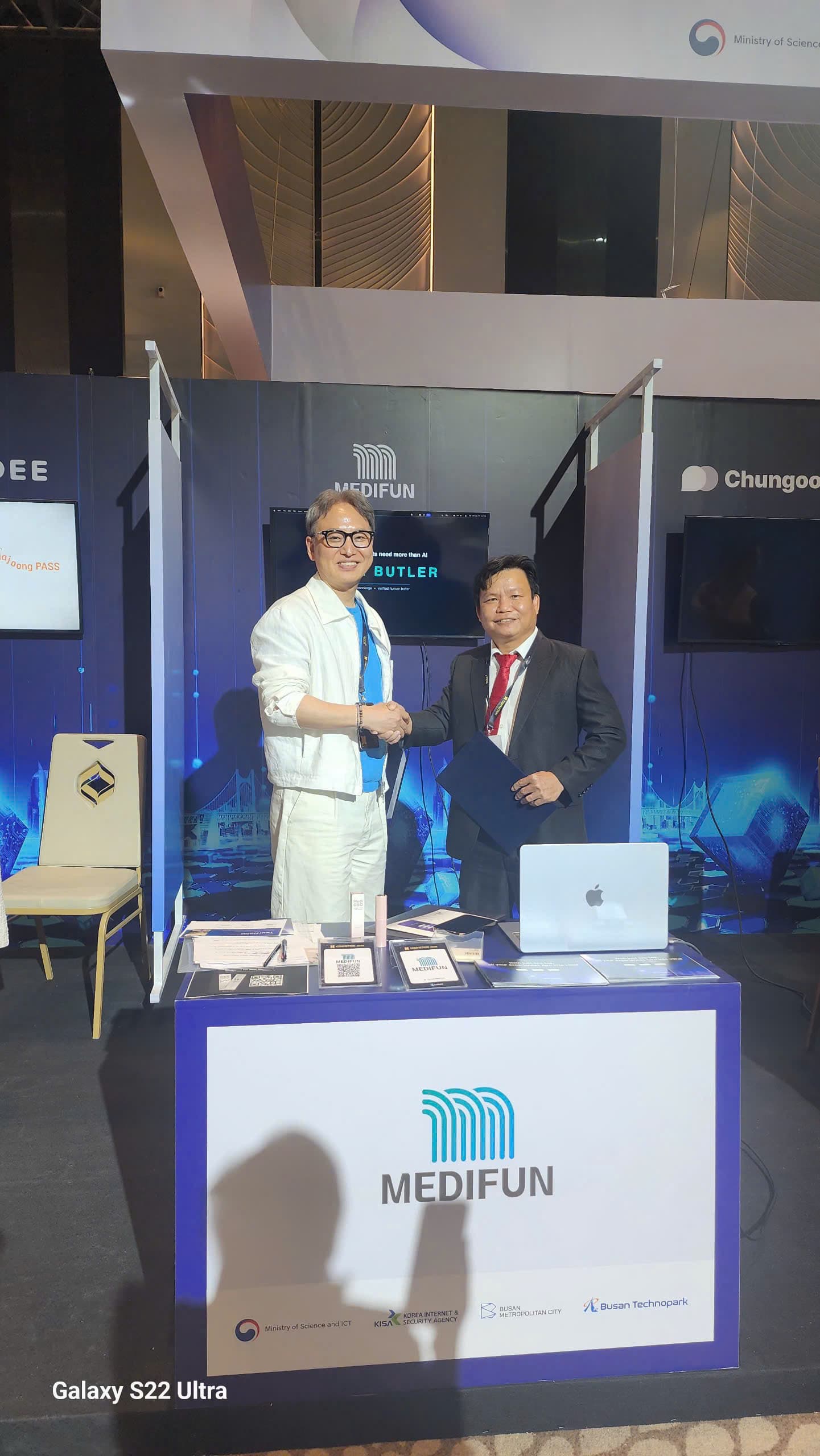 Đại diện TH Micro Software và MEDIFUN bắt tay tại Busan Blockchain Pavilion